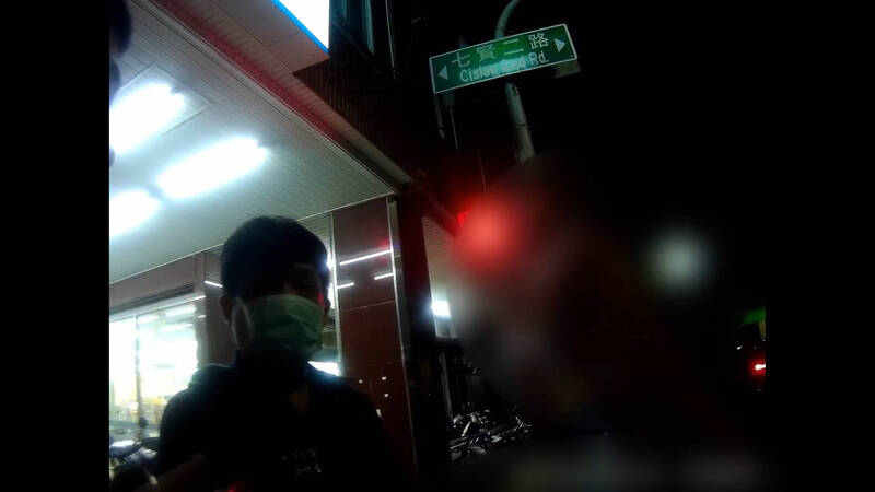 吴男向警方说明打架的冲突经过。(民众提供) 吴男向警方说明打架的冲突经过。(民众提供)