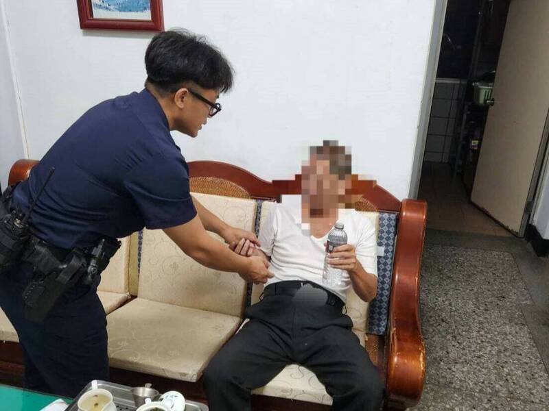 台中失智老翁骑机车外出采买却骑到南投信义乡,直到晚间机车没油才被警方寻获。(信义警方提供) 台中失智老翁骑机车外出采买却骑到南投信义乡,直到晚间机车没油才被警方寻获。(信义警方提供)