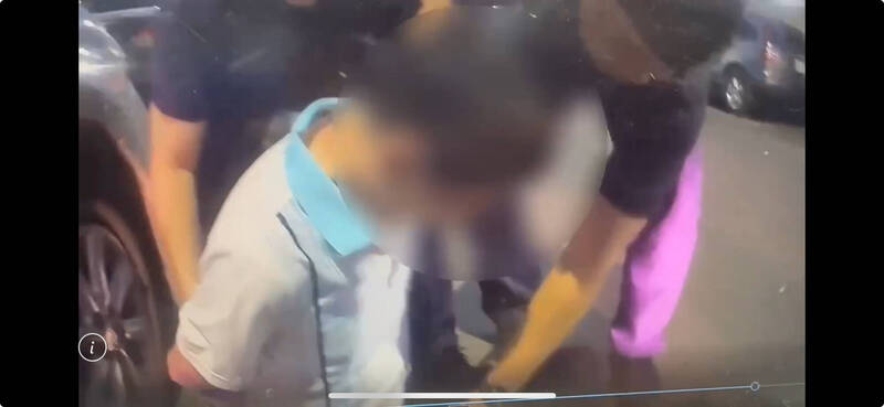 新庄警方拦查徐姓疑犯,在下新庄市区追逐,通报支援警力才拦停他,发现他是酒驾累犯,除吃上官司,也扣车开罚。(记者吴仁捷翻摄)<h4>☆饮酒过量 有害健康 禁止酒驾☆</h4> 新庄警方拦查徐姓疑犯,在下新庄市区追逐,通报支援警力才拦停他,发现他是酒驾累犯,除吃上官司,也扣车开罚。(记者吴仁捷翻摄)<h4>☆饮酒过量 有害健康 禁止酒驾☆</h4>