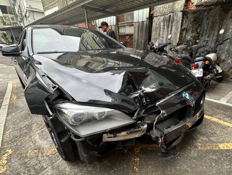 肇事的BMW轿车车头严重损毁。(民众提供) 肇事的BMW轿车车头严重损毁。(民众提供)