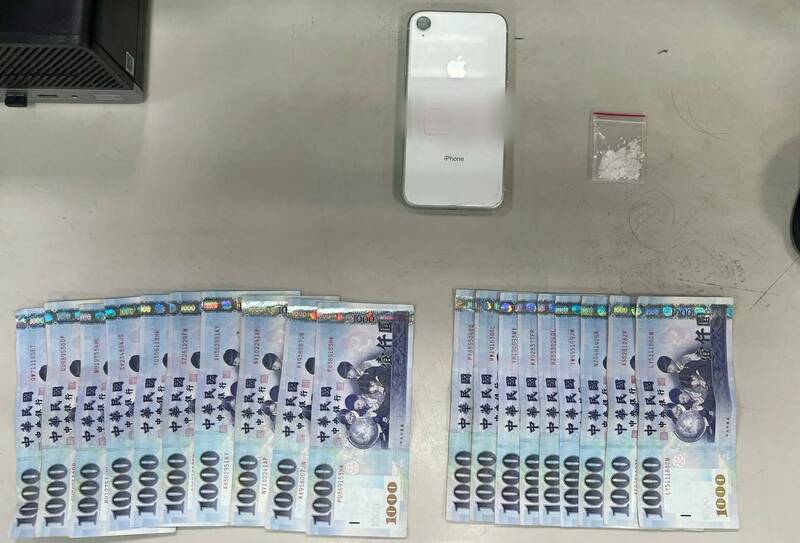 警方逮捕陈嫌时,查扣现金及毒品恺他命(记者陆运锋翻摄) 警方逮捕陈嫌时,查扣现金及毒品恺他命(记者陆运锋翻摄)