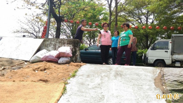 东区旱溪西路365巷「断头」,居民自力救济,搭设「便桥」通行。 (记者黄钟山摄) 东区旱溪西路365巷「断头」,居民自力救济,搭设「便桥」通行。 (记者黄钟山摄)