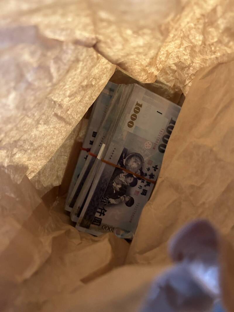 南市三分局员警利用诈骗车手出面取款时,现身逮获面交车手。(图:警方提供) 南市三分局员警利用诈骗车手出面取款时,现身逮获面交车手。(图:警方提供)