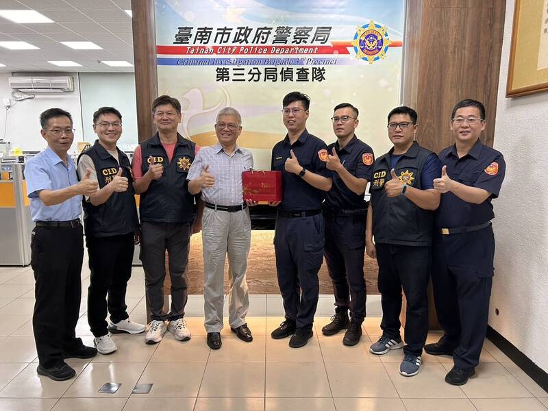 台南市警局副局长戴崇贒(左四)到市警三分局颁破案茶鼓励查获诈骗车手有功员警。(图:警方提供) 台南市警局副局长戴崇贒(左四)到市警三分局颁破案茶鼓励查获诈骗车手有功员警。(图:警方提供)