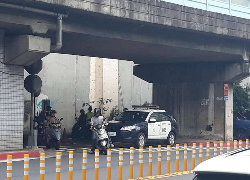 台北市议员洪婉臻接获民众反映,指台北市许多临检点设在转弯处或视线死角,相当危险。(洪婉臻办公室提供) 台北市议员洪婉臻接获民众反映,指台北市许多临检点设在转弯处或视线死角,相当危险。(洪婉臻办公室提供)