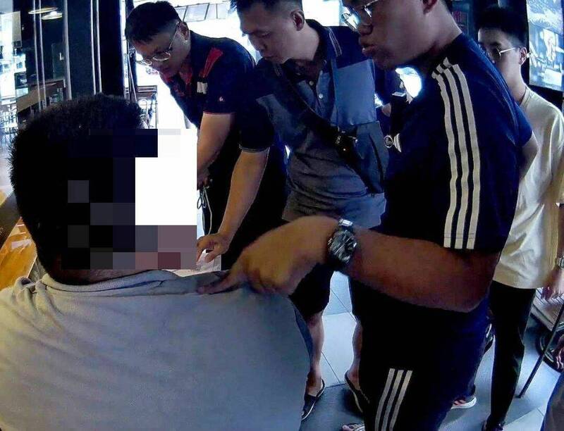 警方埋伏后逮获的1名马国籍车手。(图由警方提供) 警方埋伏后逮获的1名马国籍车手。(图由警方提供)