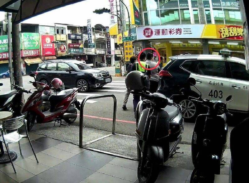 警方埋伏后逮获的1名马国籍车手。(图由警方提供) 警方埋伏后逮获的1名马国籍车手。(图由警方提供)