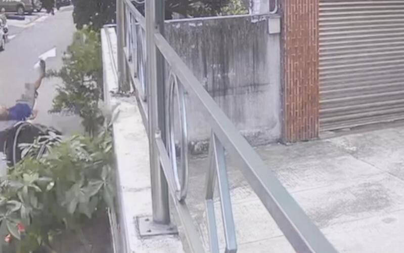 BMW撞上正在路边步行男行人及民宅前盆栽。(民众提供) BMW撞上正在路边步行男行人及民宅前盆栽。(民众提供)