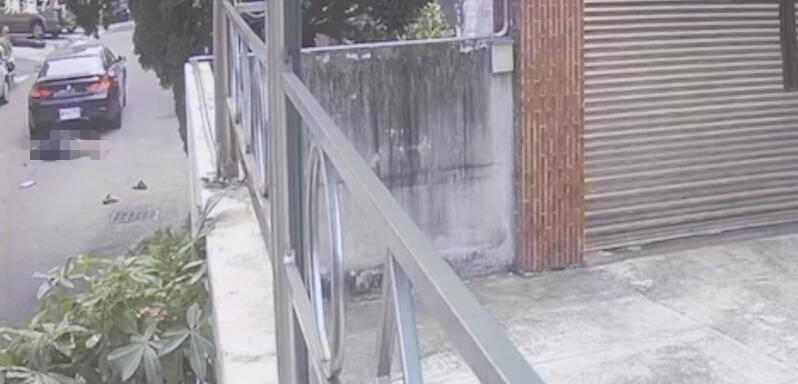 BMW冷血辗过男行人。(民众提供) BMW冷血辗过男行人。(民众提供)