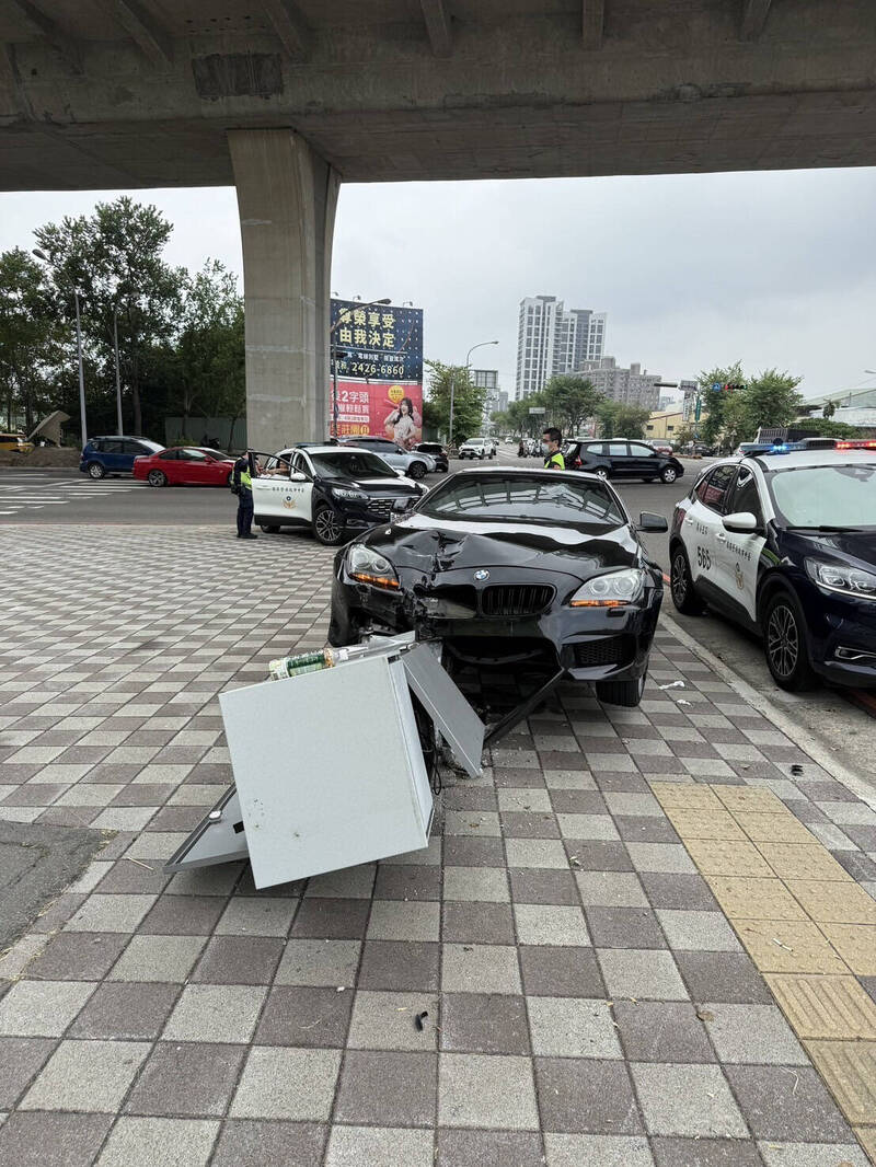肇逃BMW轿车撞上路口电箱,白男当场遭逮。(民众提供) 肇逃BMW轿车撞上路口电箱,白男当场遭逮。(民众提供)