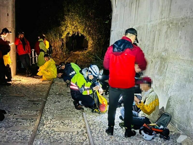 阿里山眠月线有独攀山友(右一)因起雾迷路,南投消防人员上山搜救,所幸山友刚好遇上回程的登山队一起下山,才顺利与搜救人员会合。(记者刘滨铨翻摄) 阿里山眠月线有独攀山友(右一)因起雾迷路,南投消防人员上山搜救,所幸山友刚好遇上回程的登山队一起下山,才顺利与搜救人员会合。(记者刘滨铨翻摄)