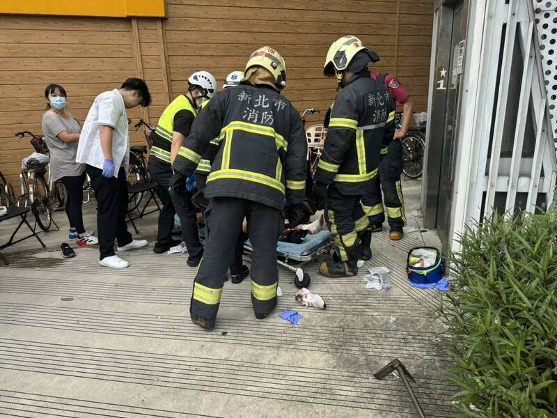 新北市板桥区「非常陆桥」电梯下午发生坠落意外,造成1骨折1挫伤。(记者吴仁捷翻摄) 新北市板桥区「非常陆桥」电梯下午发生坠落意外,造成1骨折1挫伤。(记者吴仁捷翻摄)