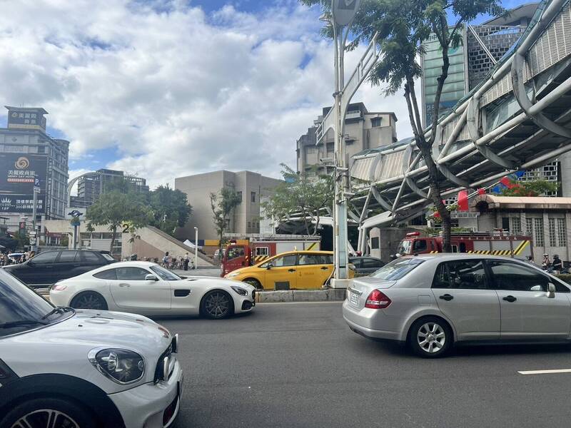 新北市板桥区「非常陆桥」(右上方)电梯下午发生坠落意外。(记者吴仁捷翻摄) 新北市板桥区「非常陆桥」(右上方)电梯下午发生坠落意外。(记者吴仁捷翻摄)