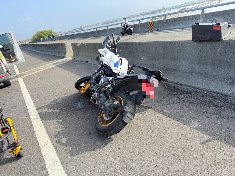 西滨快嘉义县布袋段发生重机骑士自撞中央分隔岛死亡事故。(嘉义县消防局提供) 西滨快嘉义县布袋段发生重机骑士自撞中央分隔岛死亡事故。(嘉义县消防局提供)