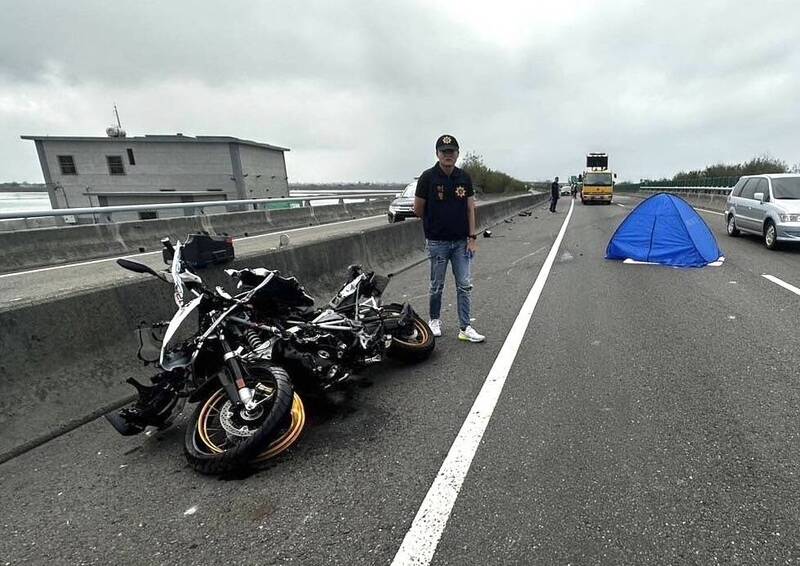 西滨快嘉义县布袋段发生重机骑士自撞中央分隔岛死亡事故。(朴子警分局提供) 西滨快嘉义县布袋段发生重机骑士自撞中央分隔岛死亡事故。(朴子警分局提供)