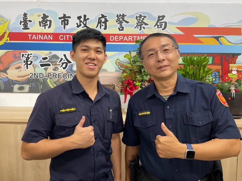 南市警局第二分局海安派出所副所长高德陵(右)、警员李俊谚(左)拆穿假援交真诈骗伎俩。(图:警方提供) 南市警局第二分局海安派出所副所长高德陵(右)、警员李俊谚(左)拆穿假援交真诈骗伎俩。(图:警方提供)