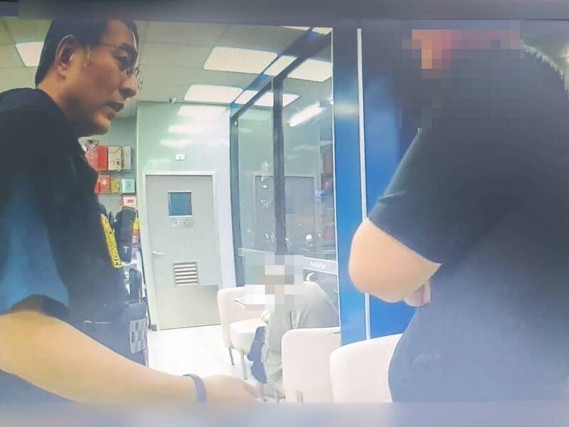 南市警局二分局海安派出所副所长高德陵(左),查知张姓男子(右)遭到网路援交诈骗,耐心解说保住张男积蓄。(图:警方提供) 南市警局二分局海安派出所副所长高德陵(左),查知张姓男子(右)遭到网路援交诈骗,耐心解说保住张男积蓄。(图:警方提供)