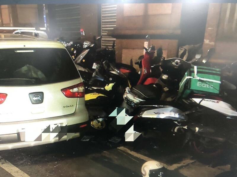 曾男27日凌晨1点多驾驶自小客车行经桃园市桃园区春日路,突然冲撞路旁30辆机车,所幸没有造成人员伤亡。(记者郑淑婷翻摄) 曾男27日凌晨1点多驾驶自小客车行经桃园市桃园区春日路,突然冲撞路旁30辆机车,所幸没有造成人员伤亡。(记者郑淑婷翻摄)