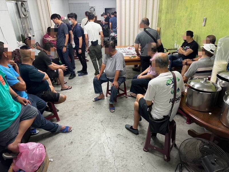 警方在新园乡五房村1处铁皮工寮大阵仗逮捕26名赌博嫌犯。(警方提供) 警方在新园乡五房村1处铁皮工寮大阵仗逮捕26名赌博嫌犯。(警方提供)