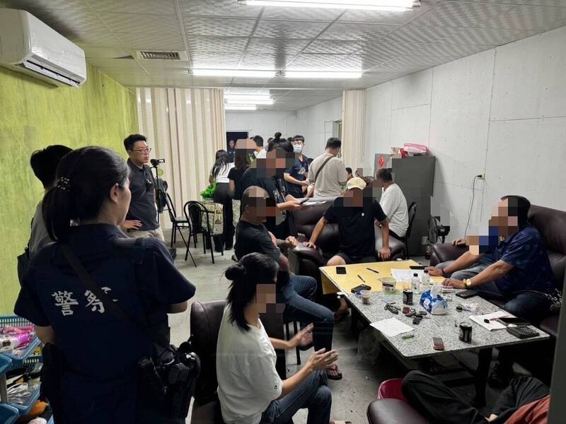 警方在新园乡五房村1处铁皮工寮大阵仗逮捕26名赌博嫌犯。(警方提供) 警方在新园乡五房村1处铁皮工寮大阵仗逮捕26名赌博嫌犯。(警方提供)
