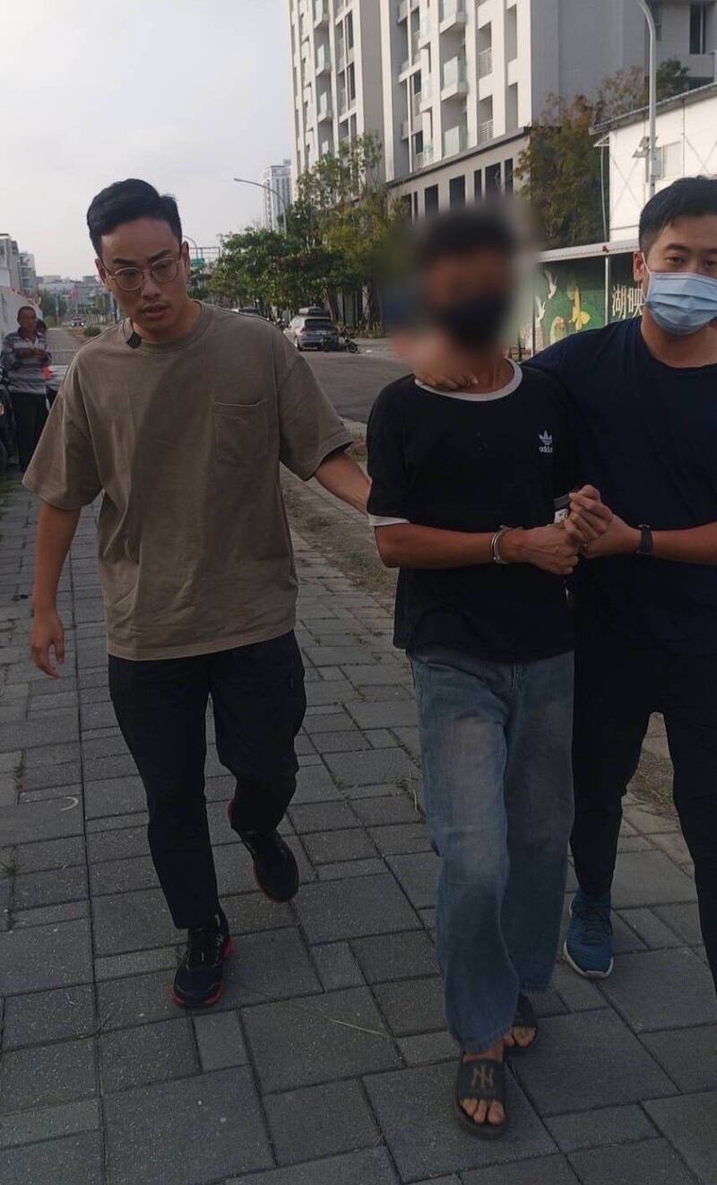 逃逸近1年半的越南籍阮姓逃逸移工,日前在台北市文山区网咖被警方查获,但因天生手骨有缺陷,趁著警方不注意时挣脱手铐落跑,警方昨天在台南市将其逮捕。(记者陆运锋翻摄) 逃逸近1年半的越南籍阮姓逃逸移工,日前在台北市文山区网咖被警方查获,但因天生手骨有缺陷,趁著警方不注意时挣脱手铐落跑,警方昨天在台南市将其逮捕。(记者陆运锋翻摄)