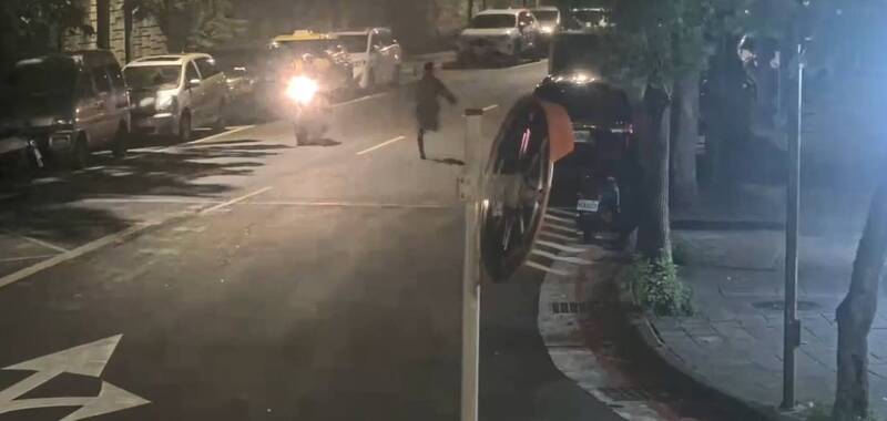 阮男挣脱手铐后,从派出所后门逃逸。(记者陆运锋翻摄) 阮男挣脱手铐后,从派出所后门逃逸。(记者陆运锋翻摄)