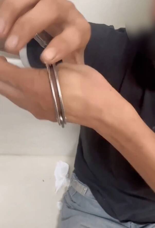 阮男示范挣脱手铐。(记者陆运锋翻摄) 阮男示范挣脱手铐。(记者陆运锋翻摄)